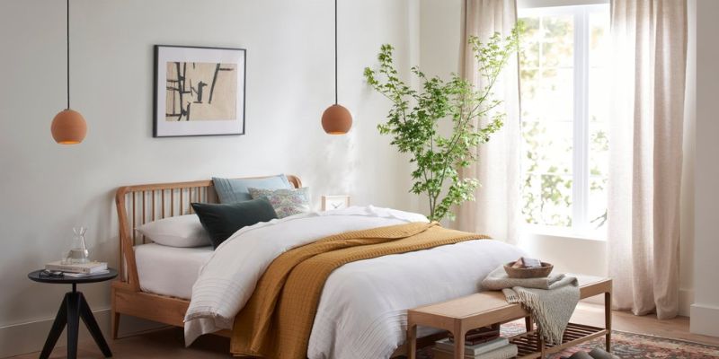 How to Choose Between Bedside Lamps and Overhead Lighting in the Bedroom?